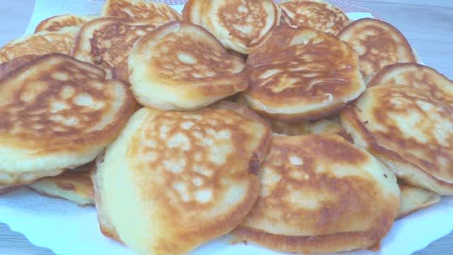 Оладьи на кефире, как пух даже через 3 дня они все такие же вкусные❗ смотреть онлайн