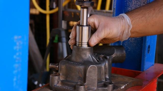 Water pump parts. Disassembling water pump using a Hydraulic press. смотреть онлайн