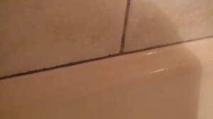 Как соединить край ванной и плитку в стыке?
