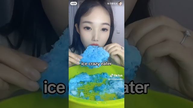 девушка ест голубой лёд из морозилки! смотреть онлайн