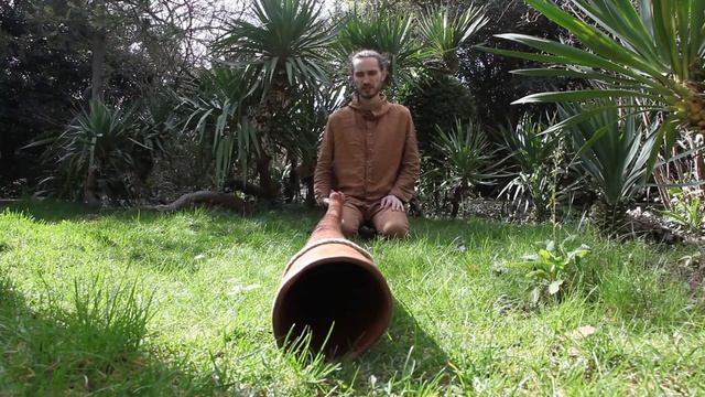 Alexey MaGo playing didgeridoo from Rasamala wood key «C#» смотреть онлайн