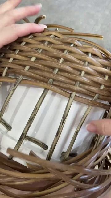 Ненужное ведро и обрезки ротанга превращаются в красивое кашпо. смотреть онлайн