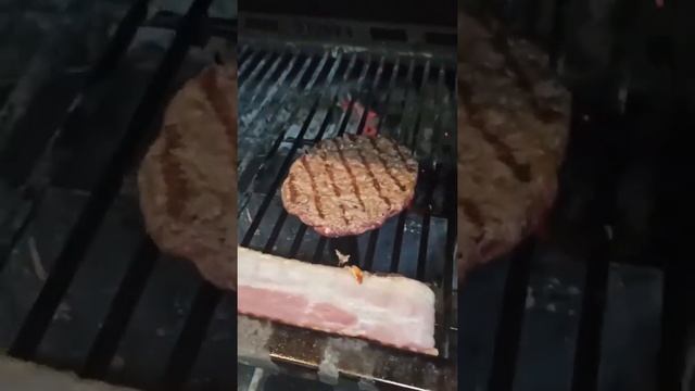 Чёрный бургер из мраморной говядины с ферментированным луком и огурчиками кимчи смотреть онлайн