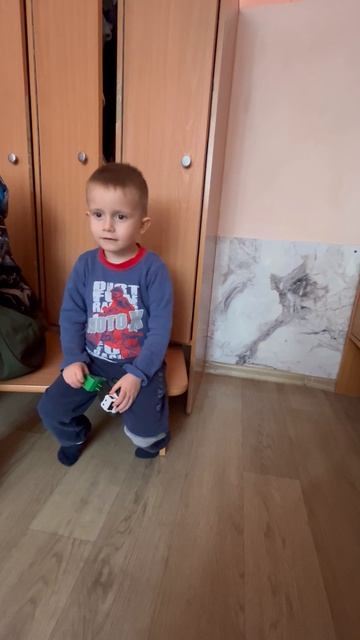 Володя в раздевалке детского сада. Володе 3,5 года смотреть онлайн