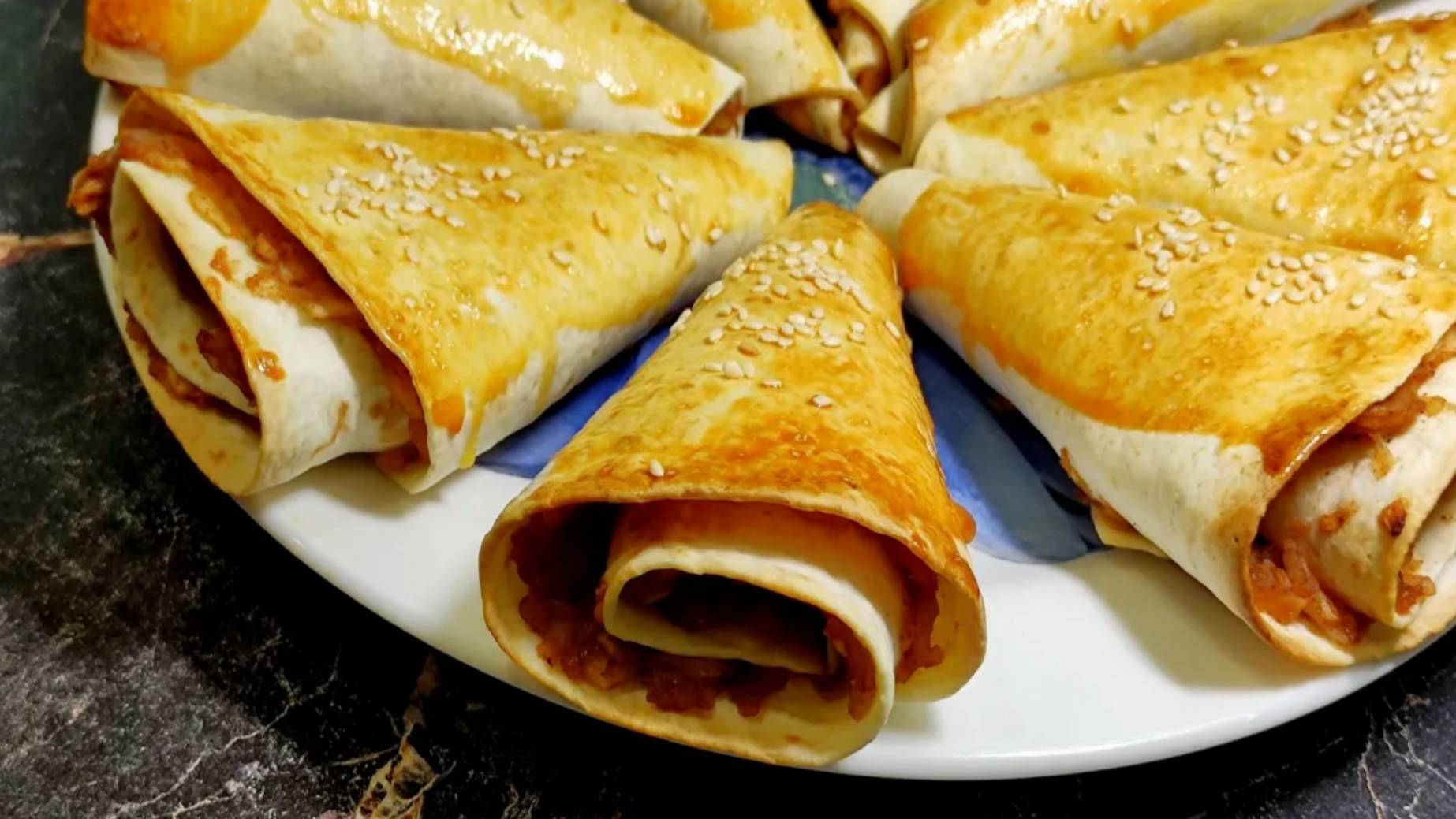 Ленивые пирожки с яблоками и корицей. Конусы из лаваша с начинкой. смотреть онлайн