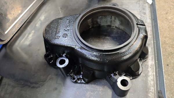 Ремонт чугунной крышки бортового редуктора Unimog 437