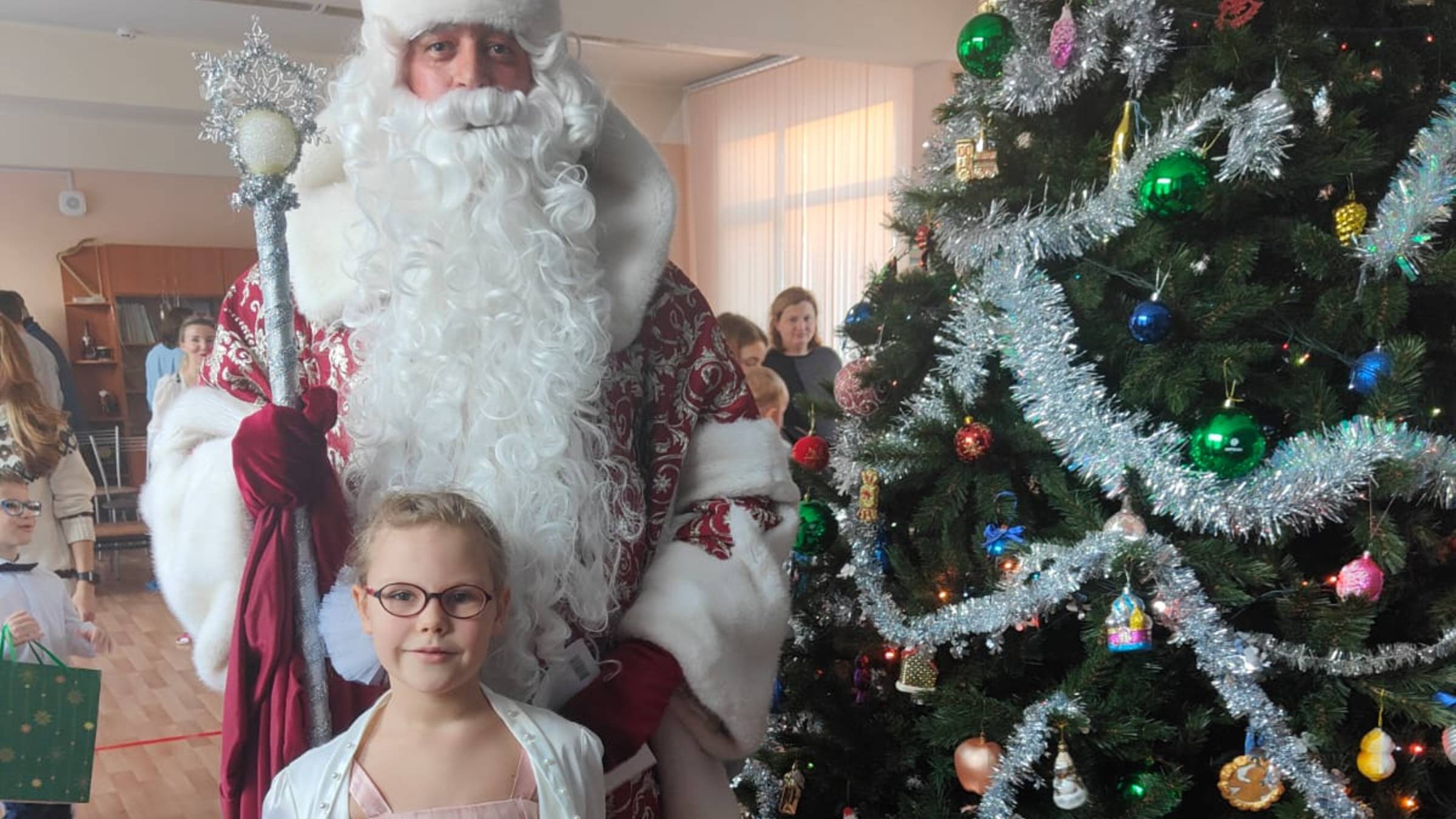 Утренник Юля 18.12.24 (1 часть).mp4