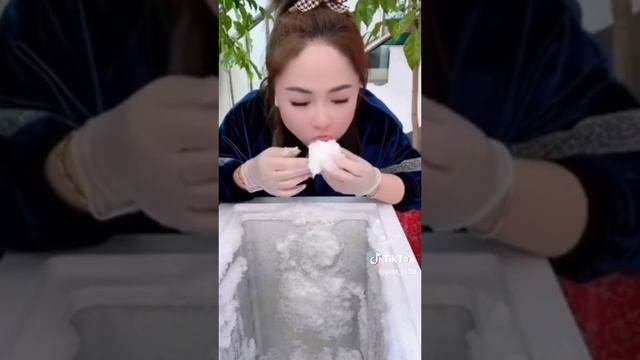 Классное поедание морозильного снега! смотреть онлайн