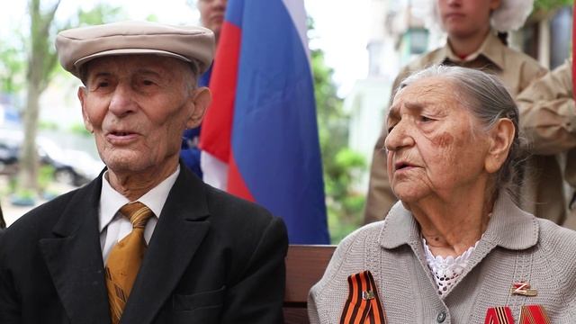 Молодежь Республики и финалист шоу «Голос» Василий Пасечник провели концерт для ветеранов ВОВ