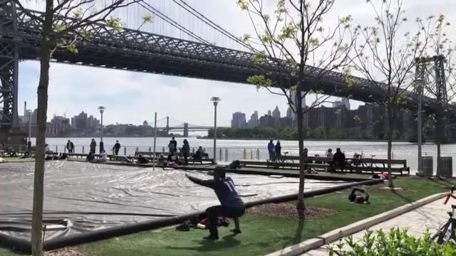 В парке Домино в Нью-Йорке очерчены круги "социальной дистанции" смотреть онлайн