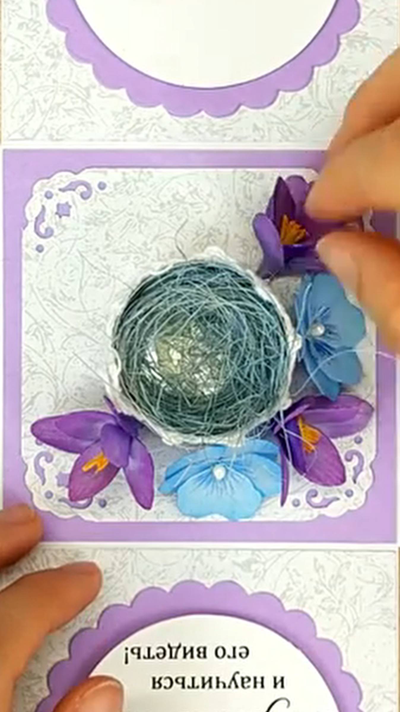 Собираю цветочную композицию из цветов и листиков для пасхальной коробочки 🥰 смотреть онлайн