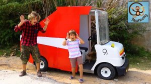 Манкиту играют в спасателей - Машина застряла в грязи.