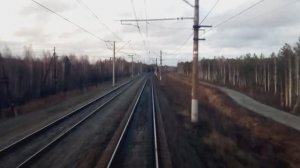 Поездка на грузовом поезде РЖД в Свердловской области - вид из кабины машиниста
