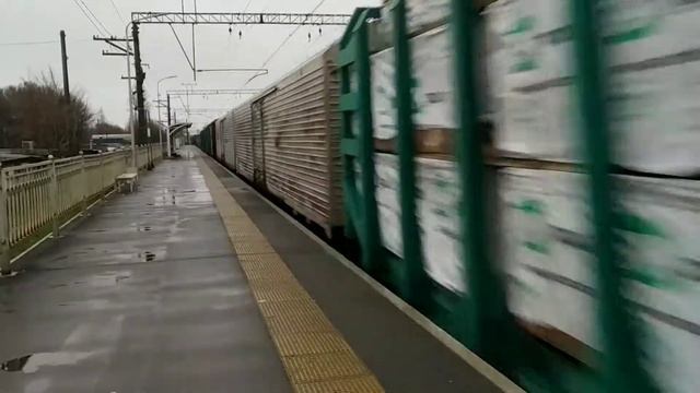 Электровоз ВЛ10-947 с приветливой бригадой и грузовым поездом на остановочном пункте Понтонная