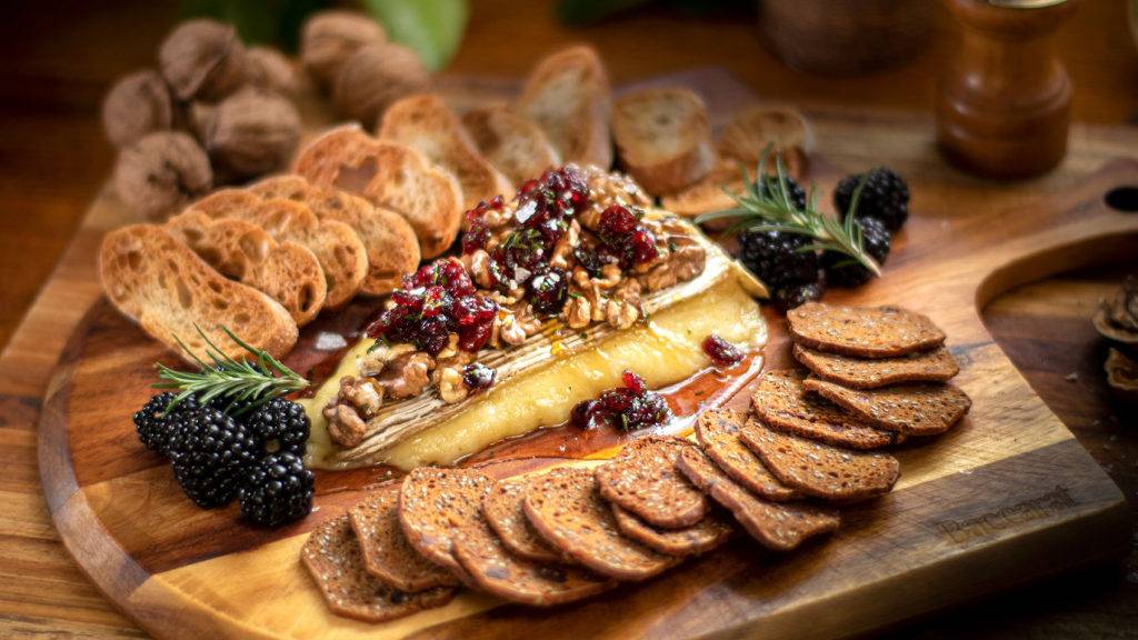 Сыр Бри запеченный в духовке смотреть онлайн