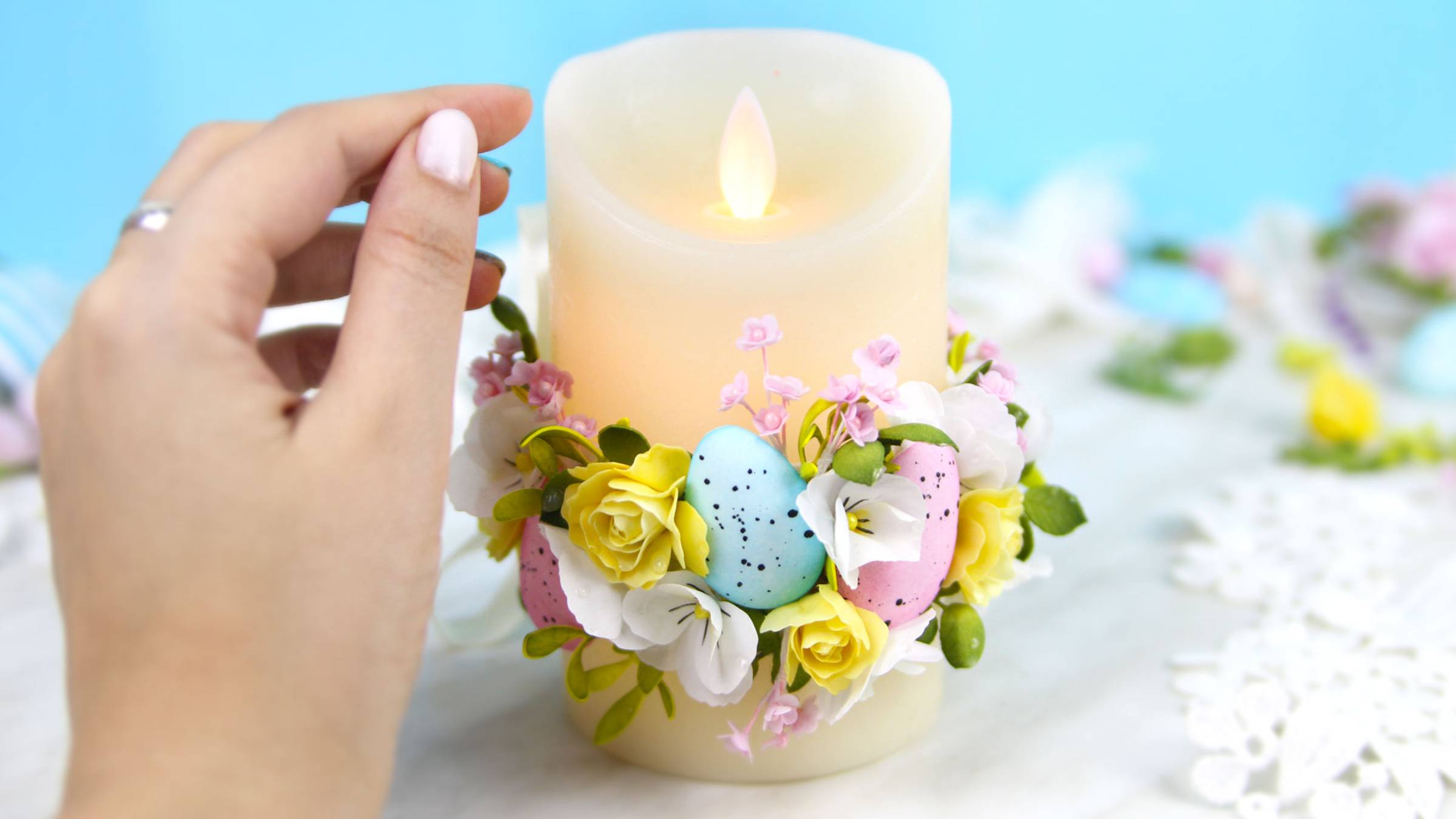 Если украсить свечу цветами и листиками из фоамирана, то у вас получится шикарный декор на Пасху 🌸 смотреть онлайн