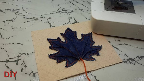 Отличная идея кленового листа из джинса. Аппликация на ткани.
