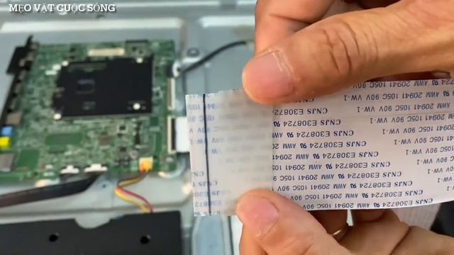 Cách Sửa Tivi Samsung Bị Giật Hình Tại Nhà Ai Cũng Làm Được Và Cách Tháo Nắp Tivi Không Vít смотреть онлайн