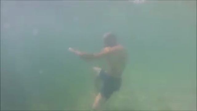 Отработка ударов под водой )