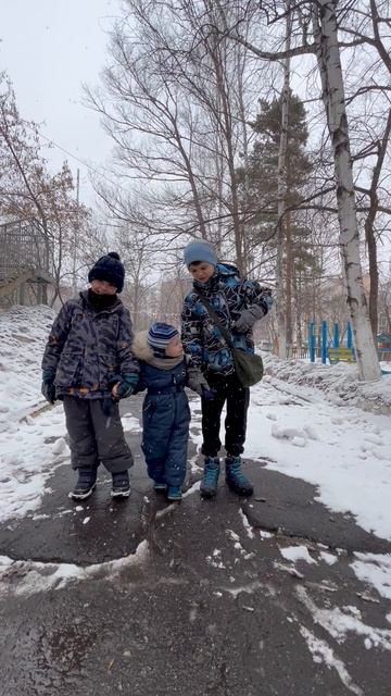 Володя, Саша и Максим возле детского сада. Володе 3,5 года смотреть онлайн