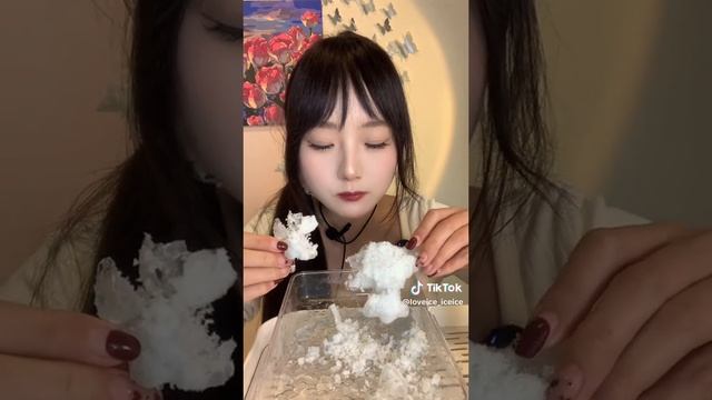 кореянка ест цыплёнка из льда и снега! смотреть онлайн