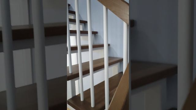 Угловая лестница на металлокаркасе зиг-заг ступени ясень балясины трубки 25мм