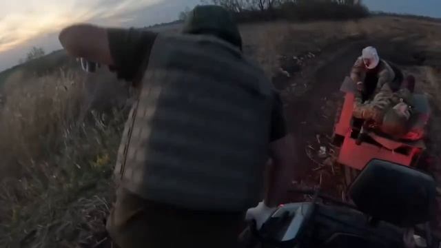 работу медгруппы ВС РФ по эвакуации раненых с передовой. У российских военных медиков. смотреть онлайн