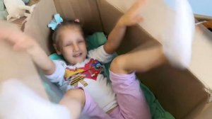 Ева не шутит и учится с маленькой