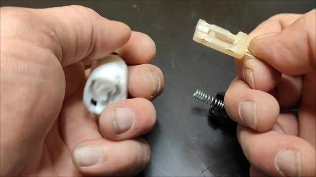 Лада Веста NG - датчик педали тормоза(лягушка) стал глючить. Разобрал, прыснул RW заработало. смотреть онлайн