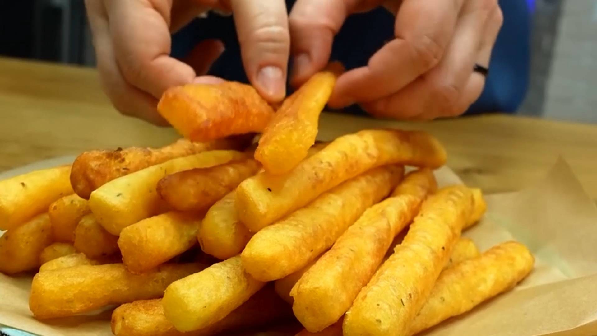 Картофельные палочки с сырным соусом смотреть онлайн