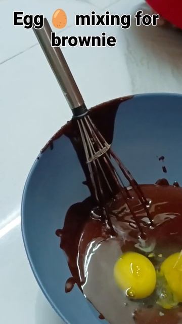 Egg 🥚 mixing for brownie... смотреть онлайн