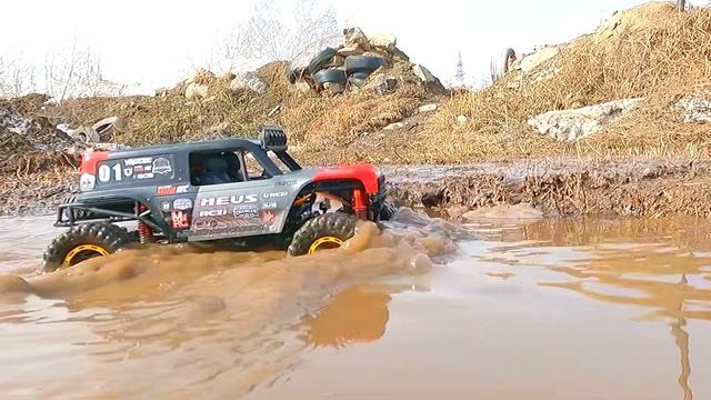 Meus RC против FMS Land Cruiser 80 ЭПИЧНАЯ 118 RC Битва в Грязи! 💥