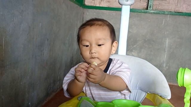 Baby Angle is Eating Apple # Baby Josiah смотреть онлайн