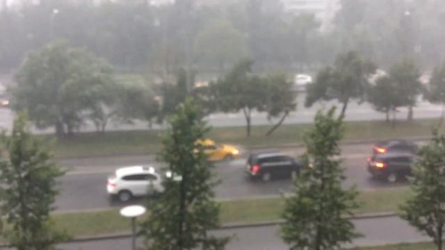 Ливневый дождь с грозой и молнией. Москва. 18.08.2021г. смотреть онлайн
