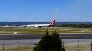 Плохо положили асфальт. Самолёт повредил полосу в аэропорту Перта