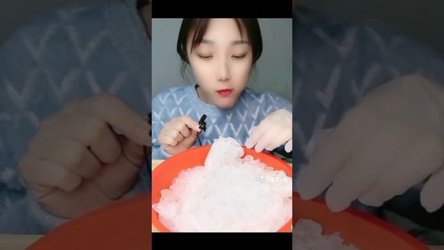 Снежный ком, хрустит на зубах смотреть онлайн