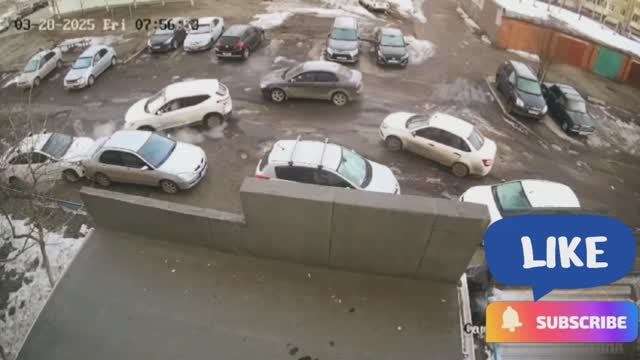 ДТП. Женщина перепутала педали газ - тормоз и снесла 6 автомобилей😳 смотреть онлайн