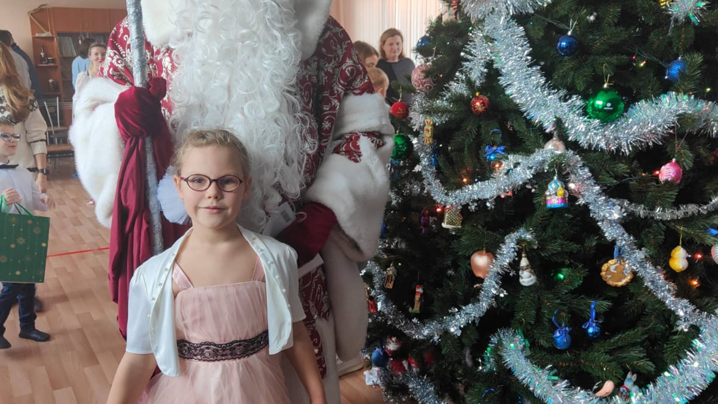 Утренник Юля 18.12.24 (2 часть).mp4