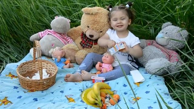 ✿Арина на Пикнике с игрушками. Видео для детей.Играем вместе. смотреть онлайн