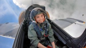 Небо. Самолёт. Девушка. Пилотаж.