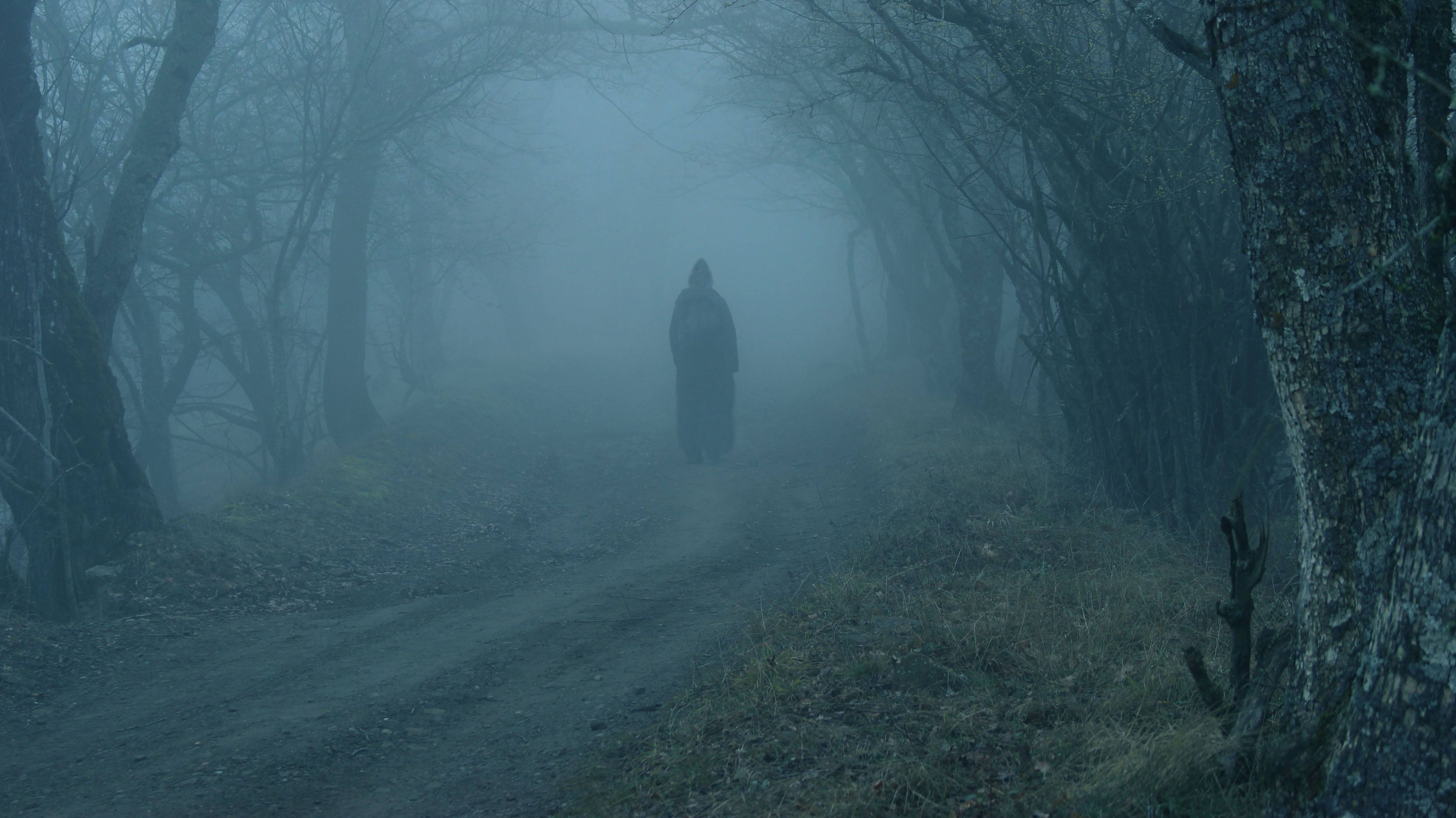 Мужчина на кладбище смотреть онлайн