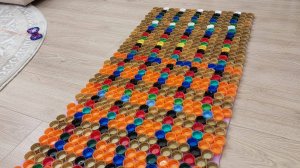 Массажный коврик из пластиковых крышечек