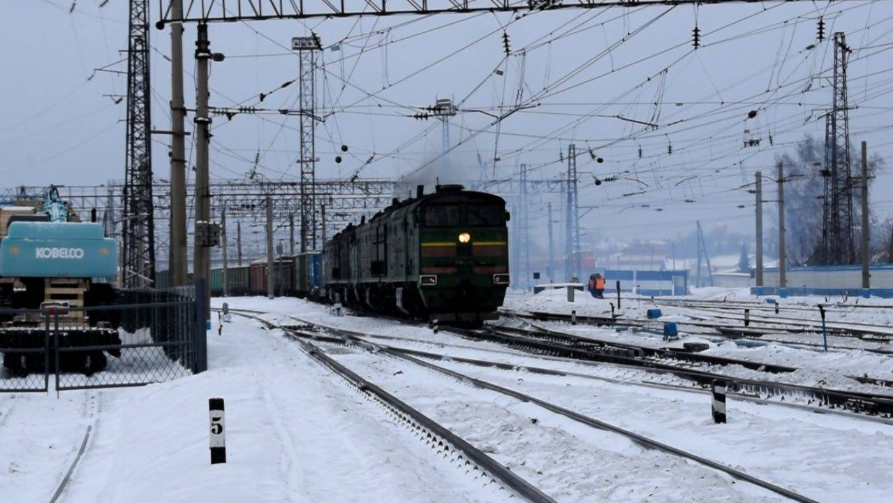 Тепловозы 2ТЭ10М-3332 и 2ТЭ10М-3335. Отправление двойной тяги. Звук 10Д100 смотреть онлайн