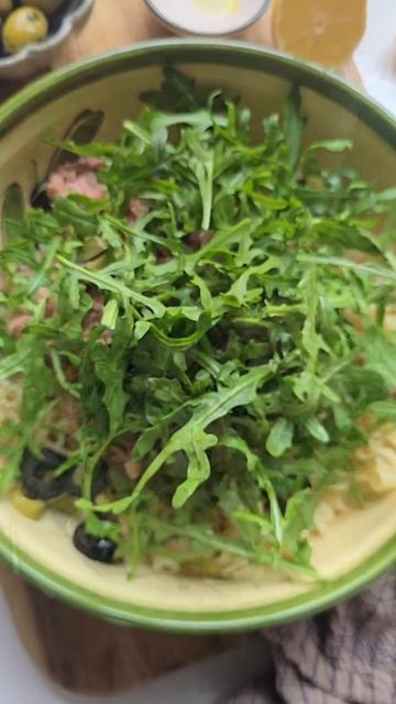 Салат из макарон с тунцом, оливками, лимоном и пармезаном. Быстро и вкусно! смотреть онлайн