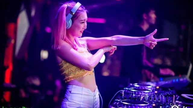 ✈ NONSTOP VIP 2023 🎭🔊 OTDA x Made In Cambo ( ARS REMIX ) Nonstop Vailerng 2023 ✈🪁 Seth C Cake смотреть онлайн