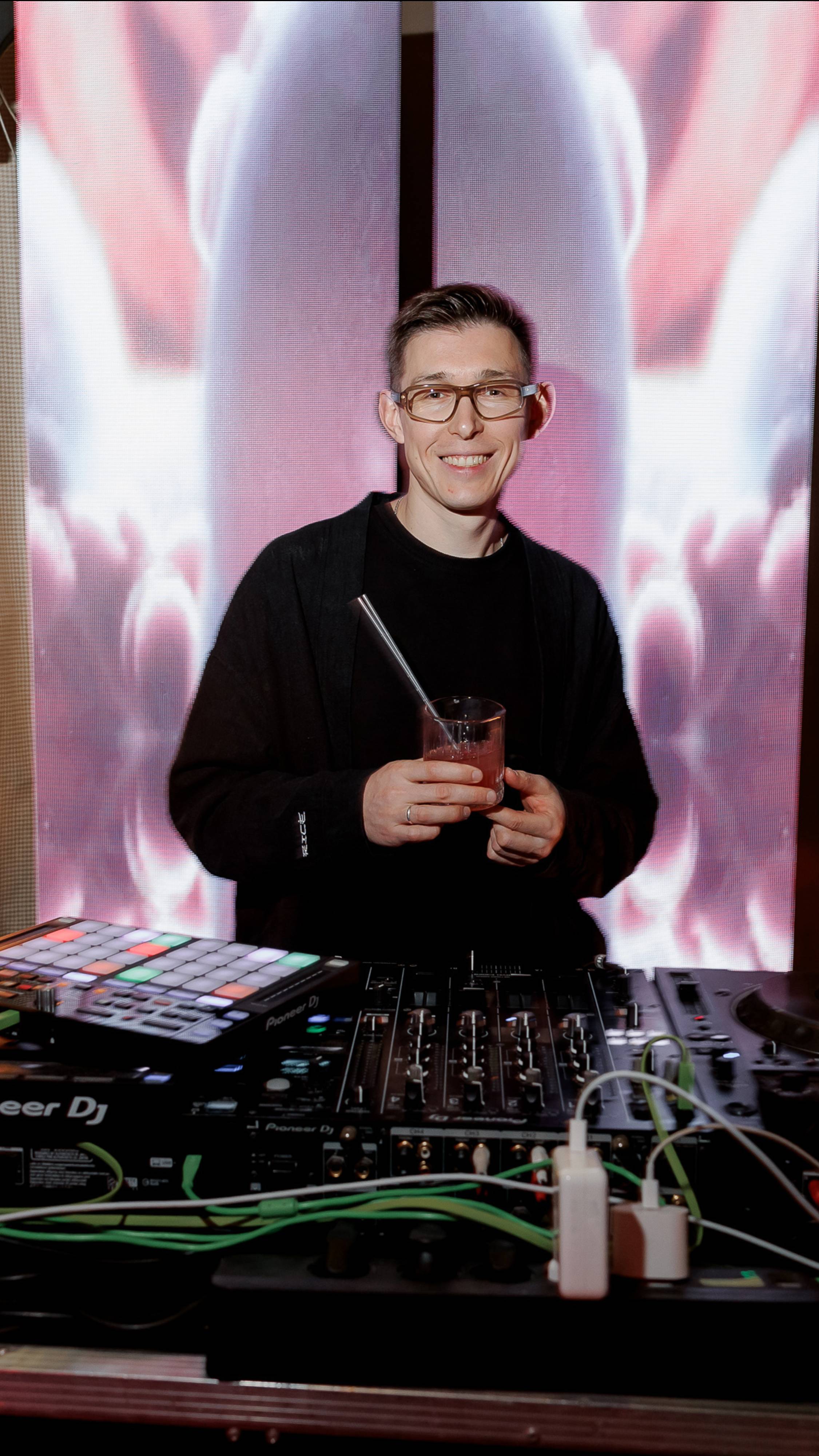 WALKMAN DJ WELCOME SET смотреть онлайн