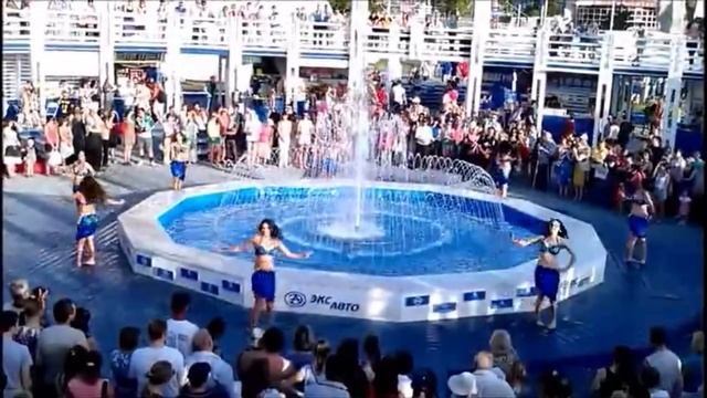 Zhenina Olga - Belly dance in fountain смотреть онлайн