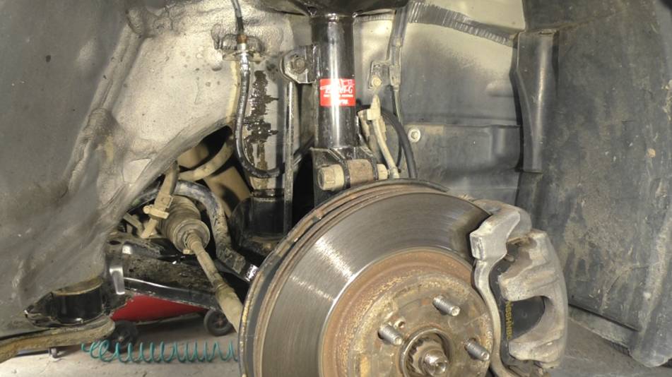 Замена правого переднего тормозного шланга на Toyota Avensis 2,0 Тойота Авенсис 2007 года