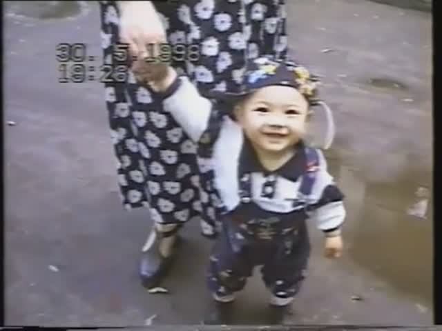 Саша, 1г и 2 месяца. У деда и дома (май-июнь 1998г) смотреть онлайн