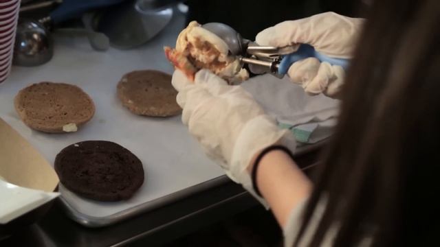 ICE CREAM COOKIE CHALLENGE MerrellTwins | What the Truck смотреть онлайн